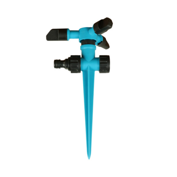 Aspersor de plastico circular, utilizado en sistemas de riego tecnificado para rociar agua en tres direcciones diferentes al mismo tiempo. Estos aspersores son ideales para áreas que requieren una cobertura más amplia y diversa en el jardín.