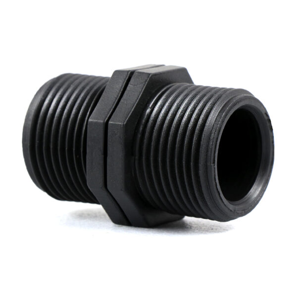 Niple HDPE rosca macho, utilizado en sistemas de riego tecnificado para unir dos secciones de tubería o conectar una tubería a un accesorio que tenga una rosca hembra correspondiente.