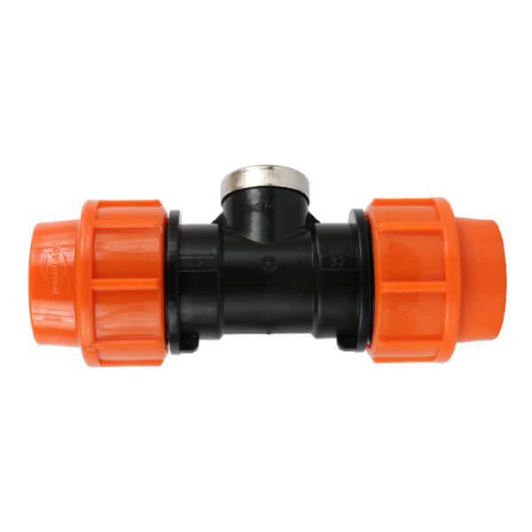 Tee 90° rosca hembra, se utiliza para crear una derivación en un sistema de tuberías a un ángulo recto de 90 grados y proporciona conexiones roscadas en todos sus extremos para permitir la conexión con otras tuberías o accesorios que tengan roscas macho.