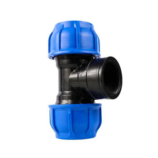Tee 90 Rosca Hembra: Conector en forma de T con un ángulo de 90 grados, diseñado para unir tres tuberías con rosca hembra. Ideal para redirigir el flujo de agua en sistemas de riego o instalaciones hidráulicas, garantizando una conexión segura y eficiente.
